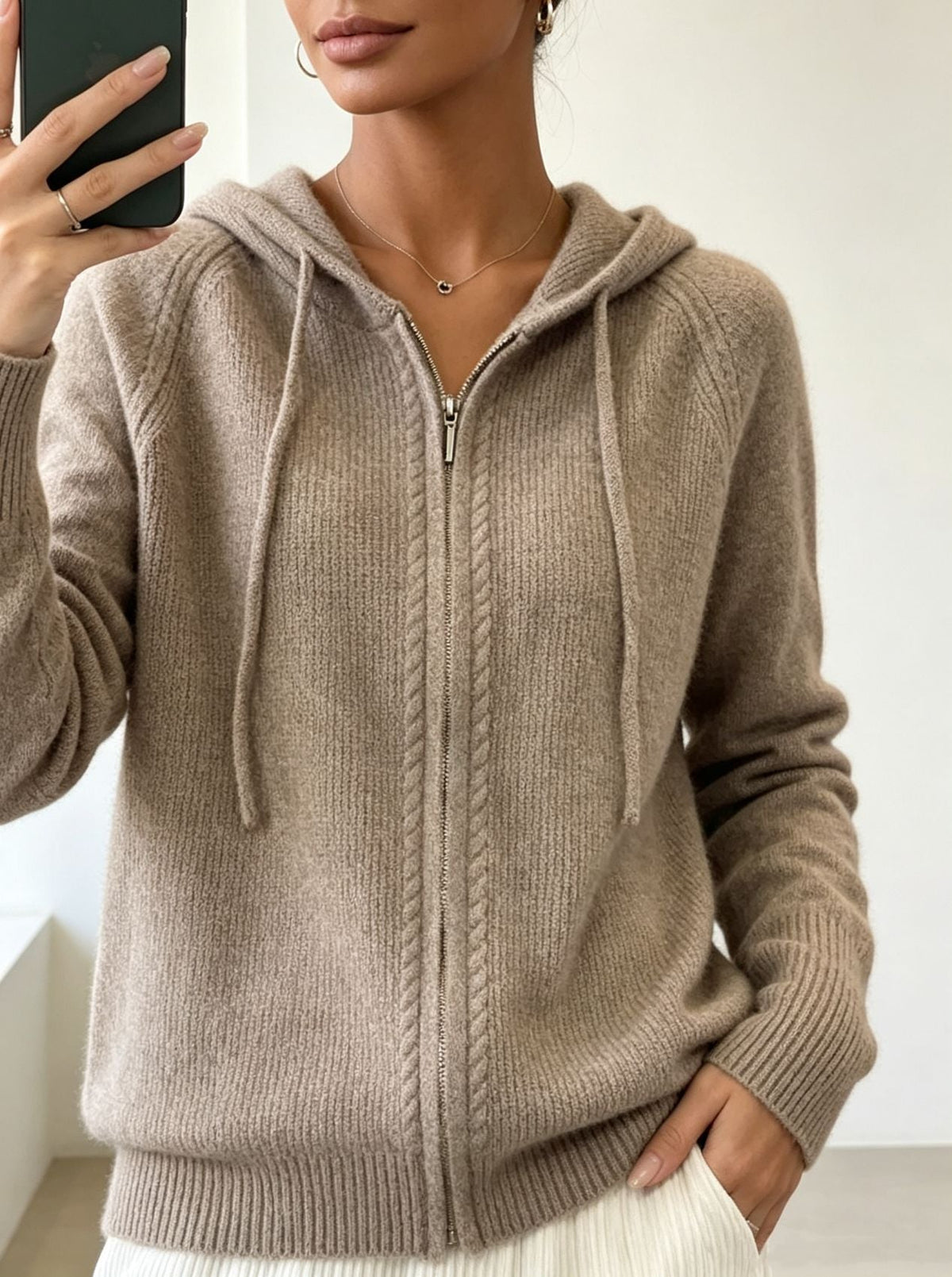 Clémentine | Gilet Zippé à Capuche Femme en Maille Douce et Bords Côtelés - Taupe