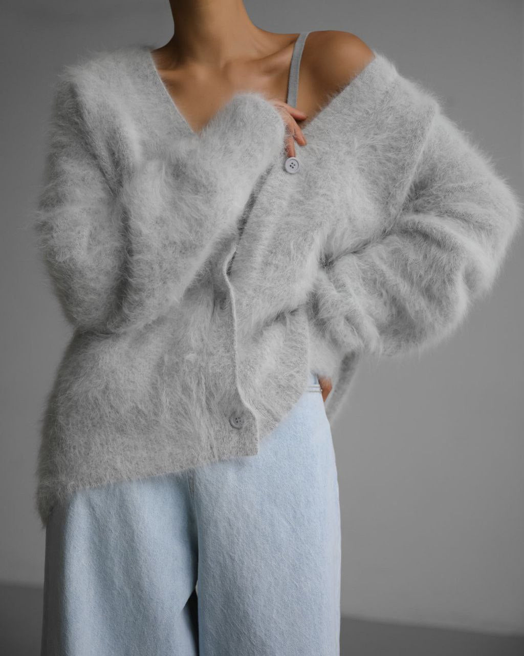 Geneviève | Gilet Femme Ample en Maille Duveteuse à Col V Boutonné - Gris clair
