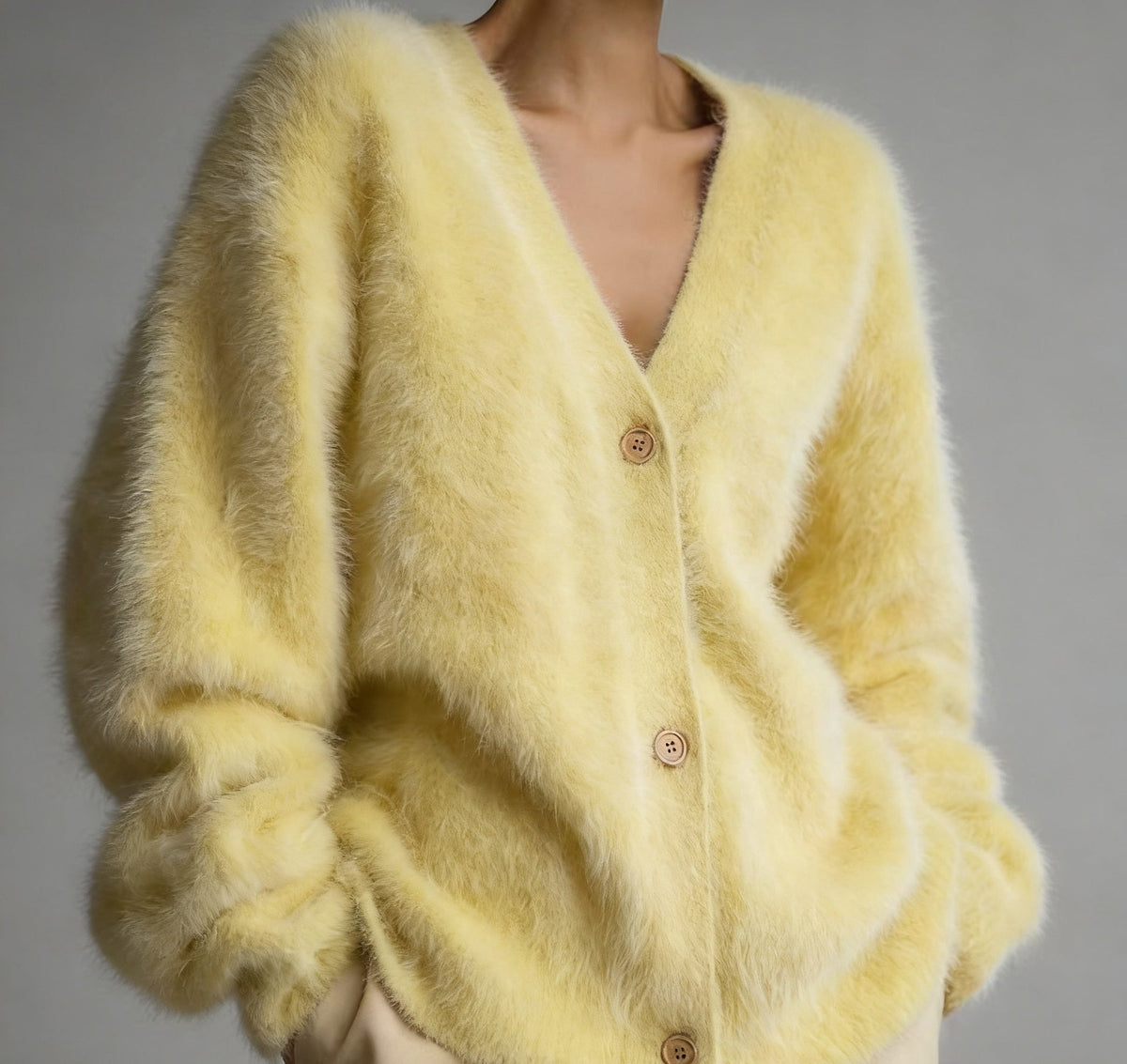 Geneviève | Gilet Femme Ample en Maille Duveteuse à Col V Boutonné - Jaune