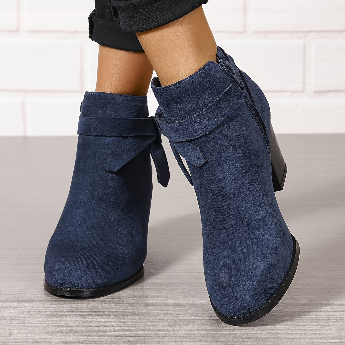 Jacqueline | Bottines Femme Aspect Daim à Talon Bloc et Bride Nouée - Bleu marine