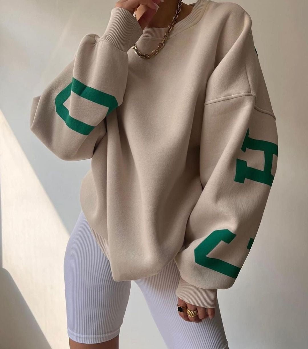 Zoé | Sweat Oversize Femme Intérieur Molletonné à Imprimé Lettres sur les Manches - Taupe