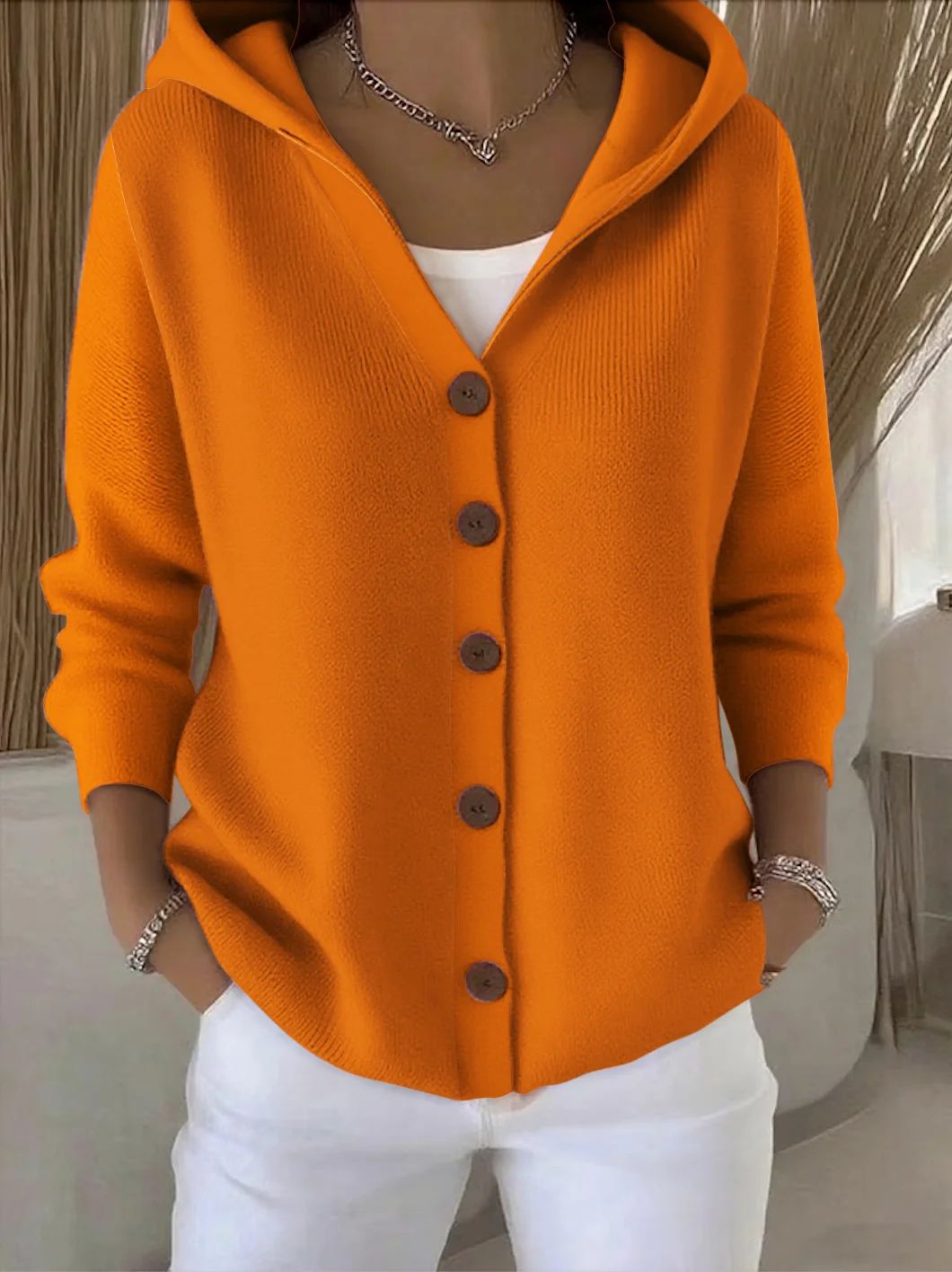 Ines Paris | Gilet en tricot femme à capuche et boutons bois