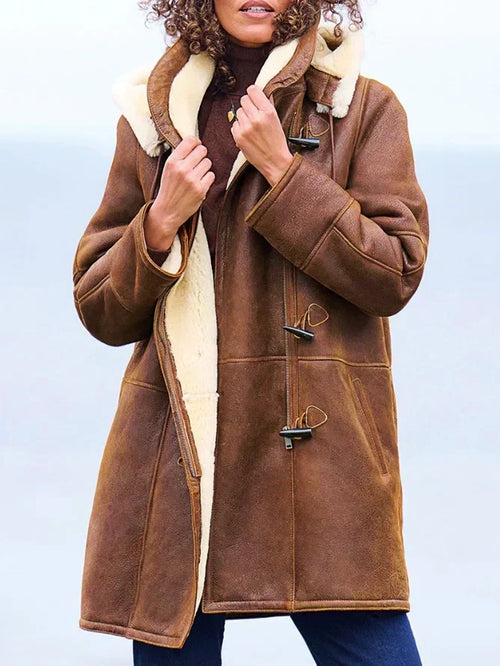 Agathe | Manteau à Capuche Femme Aspect Daim Doublé Sherpa à Brandebourgs - Marron
