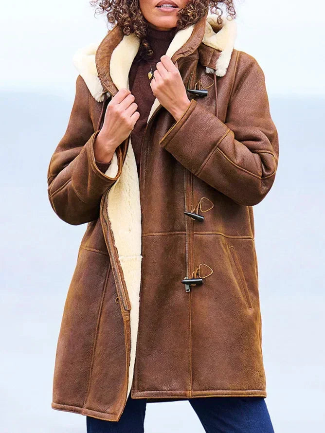 Agathe | Manteau à Capuche Femme Aspect Daim Doublé Sherpa à Brandebourgs - Marron