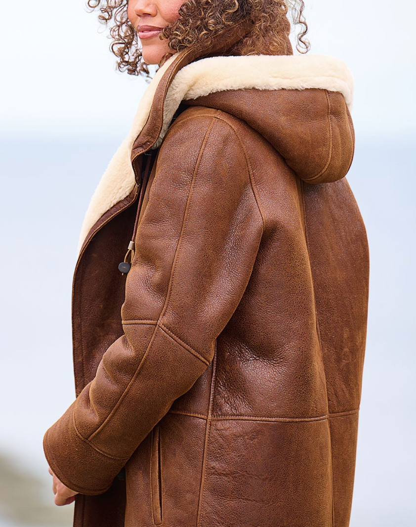 Agathe | Manteau à Capuche Femme Aspect Daim Doublé Sherpa à Brandebourgs - vue 2