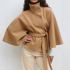 Albertine | Cape Manteau Femme Toucher Laine à Ceinture et Col Montant - Kaki