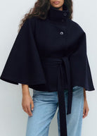 Albertine | Cape Manteau Femme Toucher Laine à Ceinture et Col Montant - Bleu marine