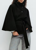 Albertine | Cape Manteau Femme Toucher Laine à Ceinture et Col Montant - Noir