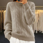 Alix | Pull Torsadé Femme Col Rond en Maille Douce Toucher Laine - Taupe