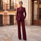 Bertille | Tailleur Pantalon Femme Blazer Cintré à Col Montant et Pantalon Évasé - Bordeaux