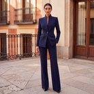 Bertille | Tailleur Pantalon Femme Blazer Cintré à Col Montant et Pantalon Évasé - Bleu marine