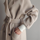 Capucine | Manteau Long Femme Toucher Laine Croisé à Ceinture et Doublure Douce - vue 4