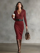 Danielle | Robe Pull Midi Femme Ajustée à Col Montant en V et Ceinture - Bordeaux