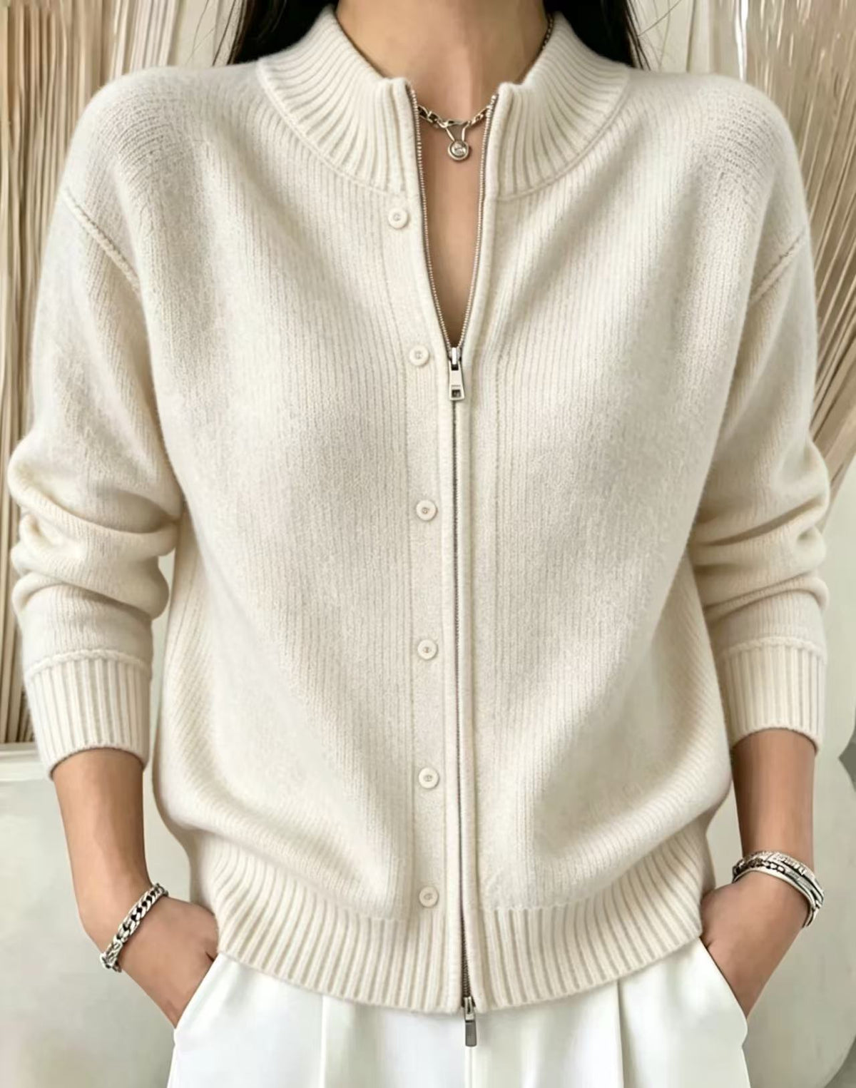 Éléonore | Pull Zippé Femme en Maille Douce à Col Montant - Blanc cassé