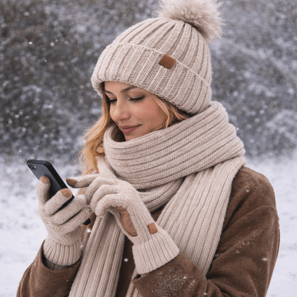 Florentine | Ensemble Bonnet à Pompon, Écharpe et Gants Tactiles Femme en Maille - Beige