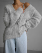 Geneviève | Gilet Femme Ample en Maille Duveteuse à Col V Boutonné - Gris clair