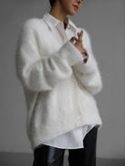 Geneviève | Gilet Femme Ample en Maille Duveteuse à Col V Boutonné - Blanc