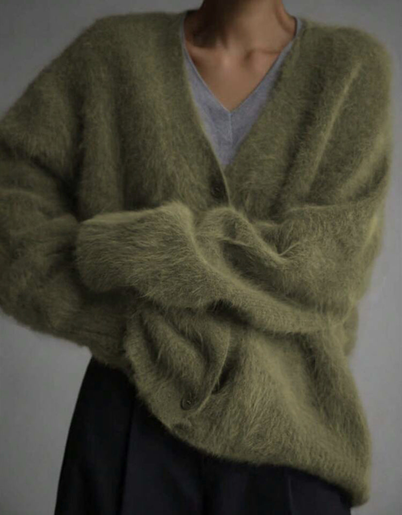 Geneviève | Gilet Femme Ample en Maille Duveteuse à Col V Boutonné - Vert kaki