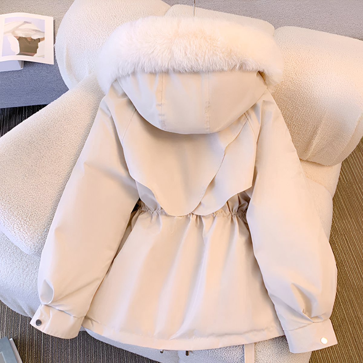 Ines Paris | Doudoune femme cintrée, capuche bordée de fausse fourrure
