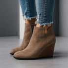 Marianne | Bottines Compensées Femme Aspect Daim à Découpe Latérale - Marron