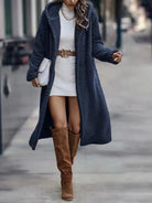 Pauline | Manteau Long Femme Effet Fourrure Bouclette à Capuche et Poches - Bleu marine