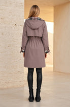 Manteau imperméable femme à capuche mi-long